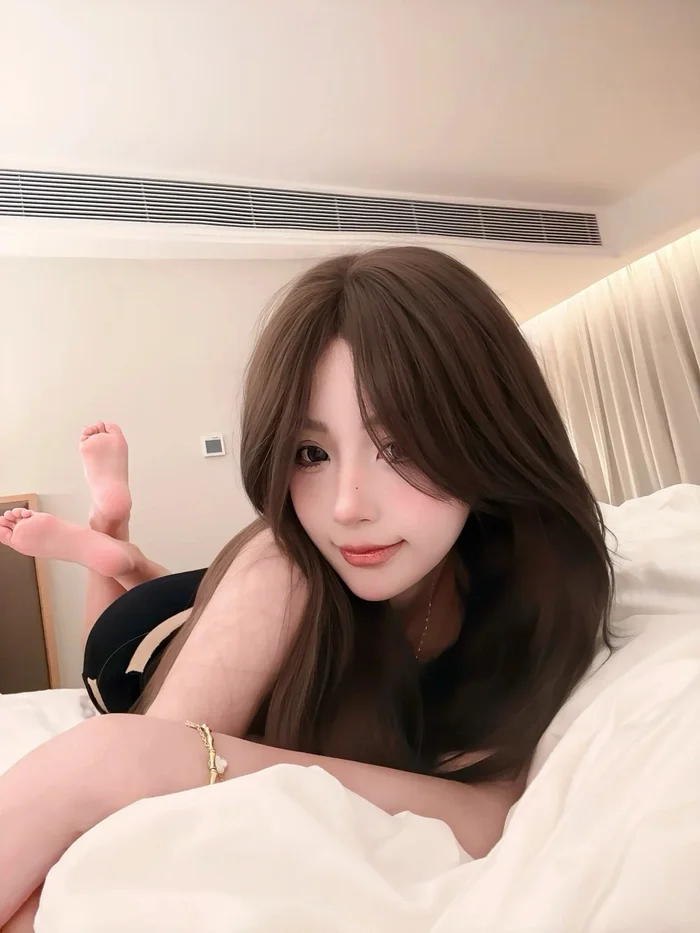 Gái xinh chụp ảnh tự sướng trong phòng ngủ