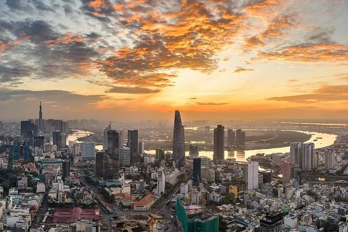 Ảnh thành phố lúc hoàng hôn với bầu trời mây ráng cam tuyệt đẹp