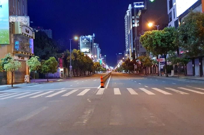 Đường phố thành phố vắng vẻ về đêm với ánh đèn lung linh