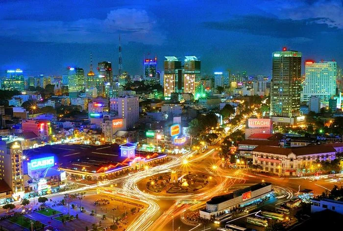 Ảnh thành phố về đêm với vòng xoay giao thông và ánh đèn rực rỡ