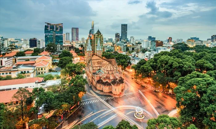 ảnh thành phố Hồ Chí Minh nhìn từ trên cao với Nhà thờ Đức Bà Sài Gòn cổ kính nổi bật giữa trung tâm thành phố hiện đại