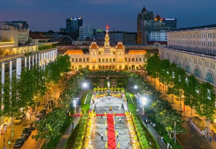 Tòa nhà chính phủ thành phố rực rỡ ánh đèn về đêm