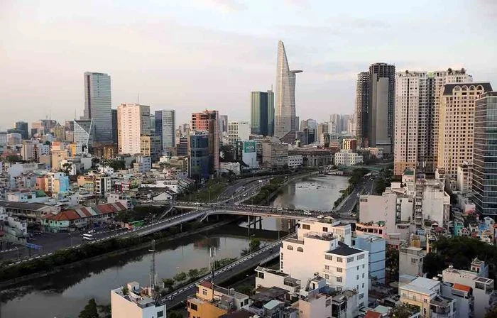 Ảnh thành phố ban ngày với sông và cầu giữa các tòa nhà cao tầng