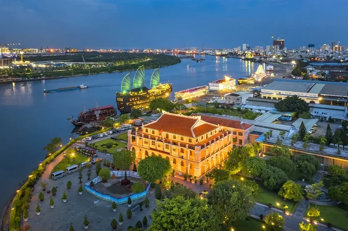 Ảnh thành phố về đêm với công trình kiến trúc cổ bên bờ sông lung linh