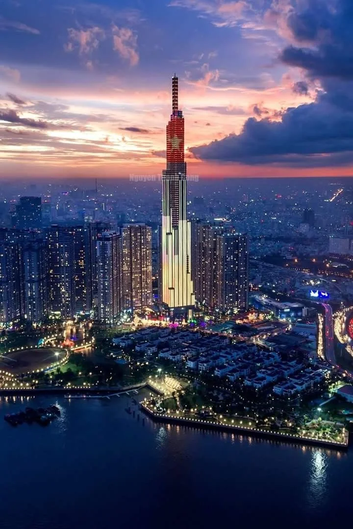 Tòa nhà Landmark 81 rực sáng giữa thành phố lúc hoàng hôn