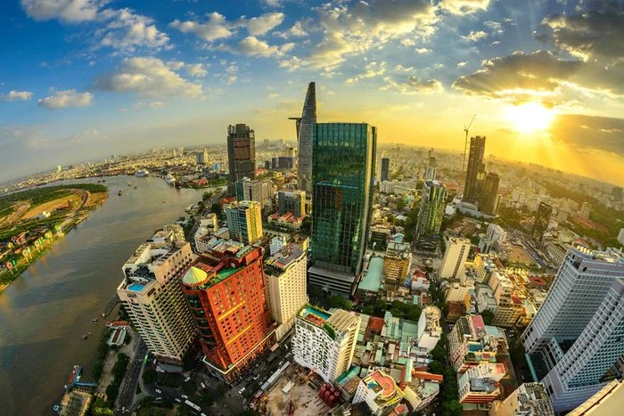 Ảnh thành phố nhìn từ trên cao lúc hoàng hôn bên bờ sông