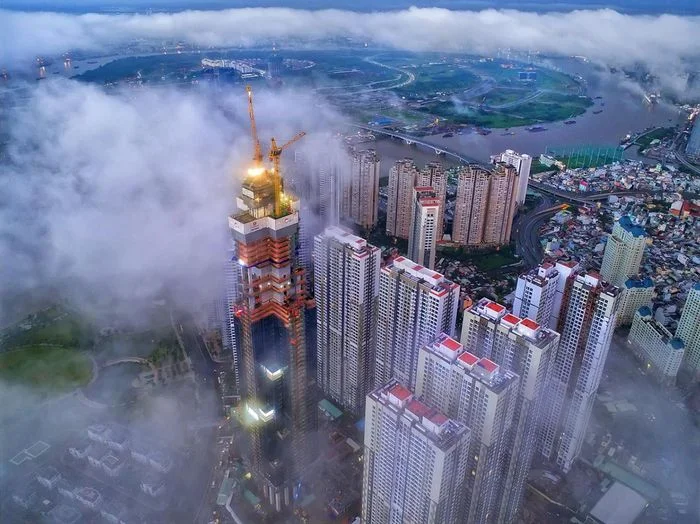 Ảnh thành phố với tòa tháp cao chọc mây và khu chung cư hiện đại