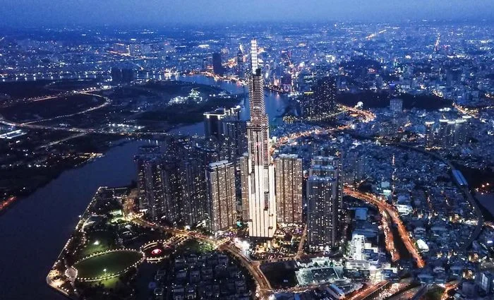 Toàn cảnh tòa nhà Landmark 81 và thành phố về đêm