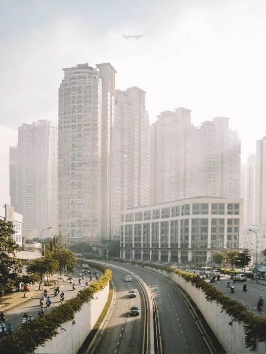 Tòa nhà cao tầng thành phố trong sương mù bên đường cao tốc
