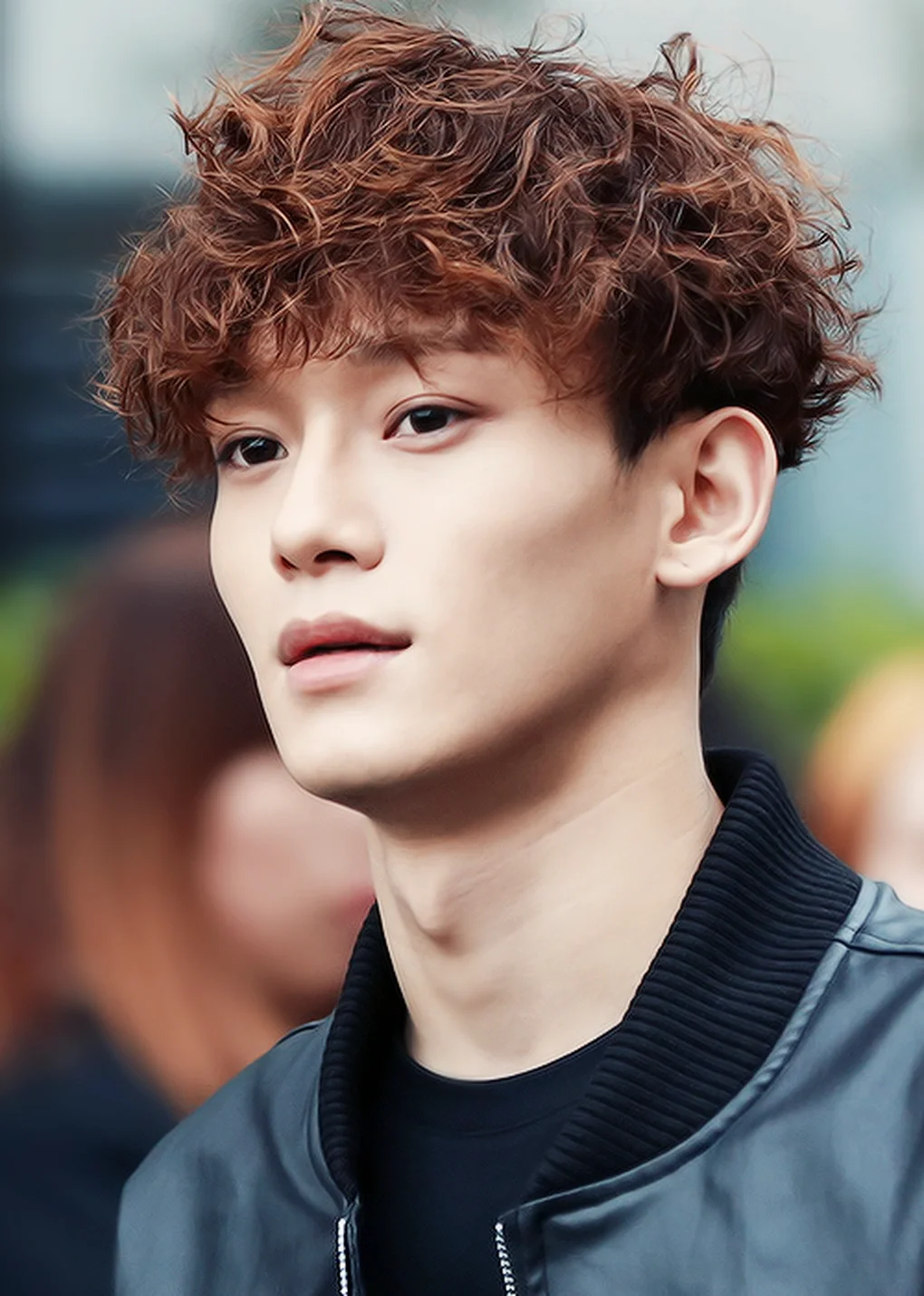 Nam ca sĩ K-pop với kiểu tóc uốn nam xoăn nhẹ thời thượng