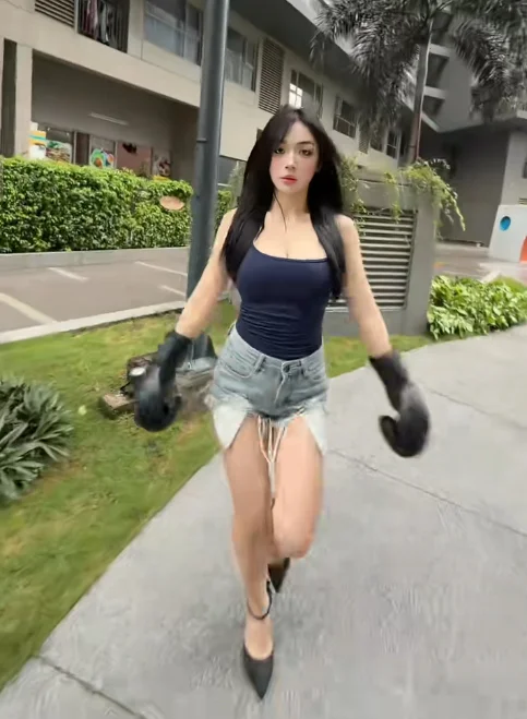 Trần Hà Linh thẳng tay đấm người xem trong video mới, thu hút gần 1 triệu lượt xem chỉ trong nháy mắt