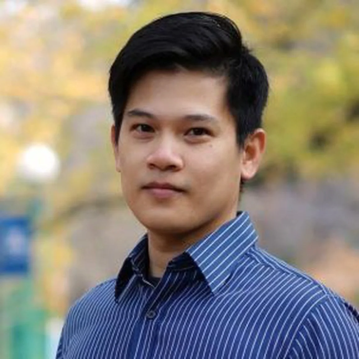 Hình ảnh người - nam giới áo sơ mi sọc xanh đứng ngoài trời