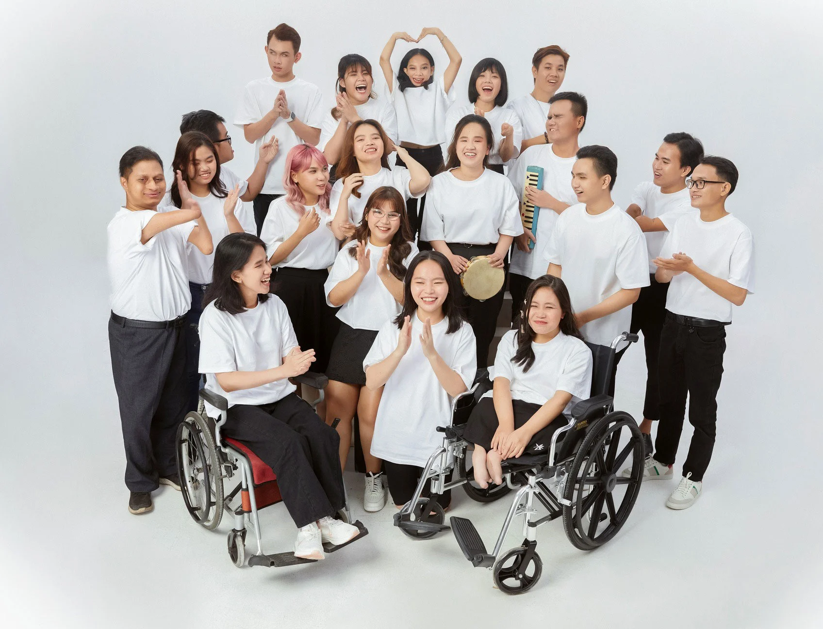 Bộ ảnh 19 bạn trẻ ngoại hình khác biệt lan tỏa ý nghĩa vươn lên