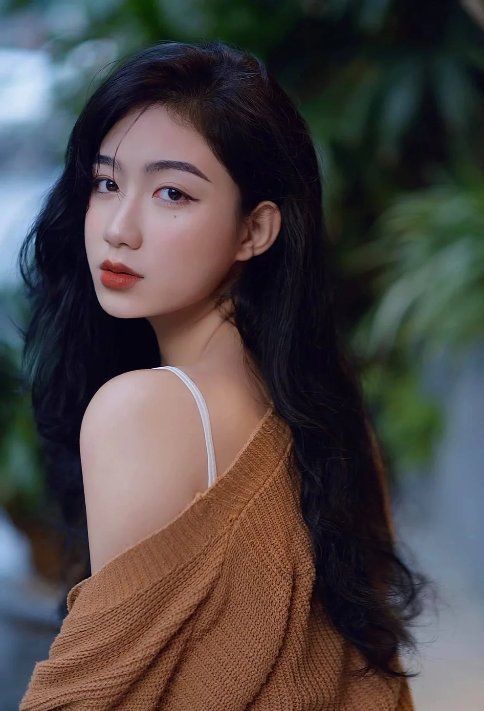 Hình ảnh người - cô gái áo len nâu eo lửng trong vườn xanh