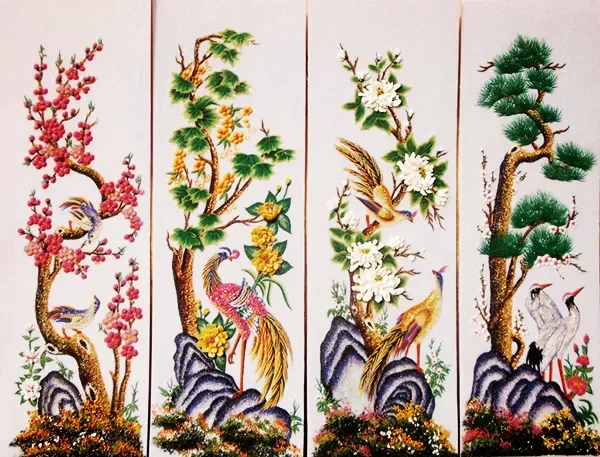 Tranh Tứ Quý có hình tượng hoa Cúc thường được xem là phù hợp với những người tuổi Thìn, Tỵ, Dậu và Hợi. Treo tranh tứ quý hoa Cúc giúp mang lại vượng khí tốt