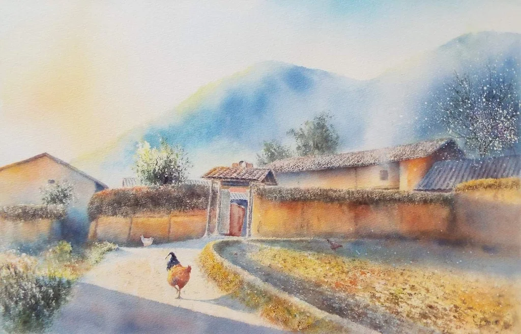 Vẽ phong cảnh làng quê bằng màu nước với ngôi nhà truyền thống, bức tường đất, cánh đồng, núi xanh và chú gà trên lối đi
