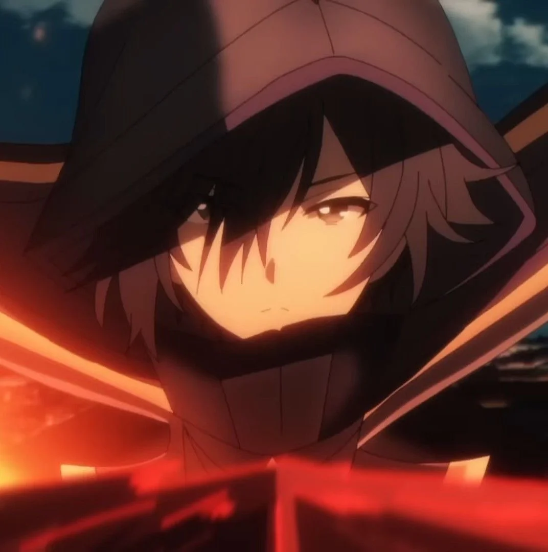 Nhân vật anime đội mũ trùm đầu với tóc mái bay màu đen trong khung cảnh hành động ánh đỏ cam
