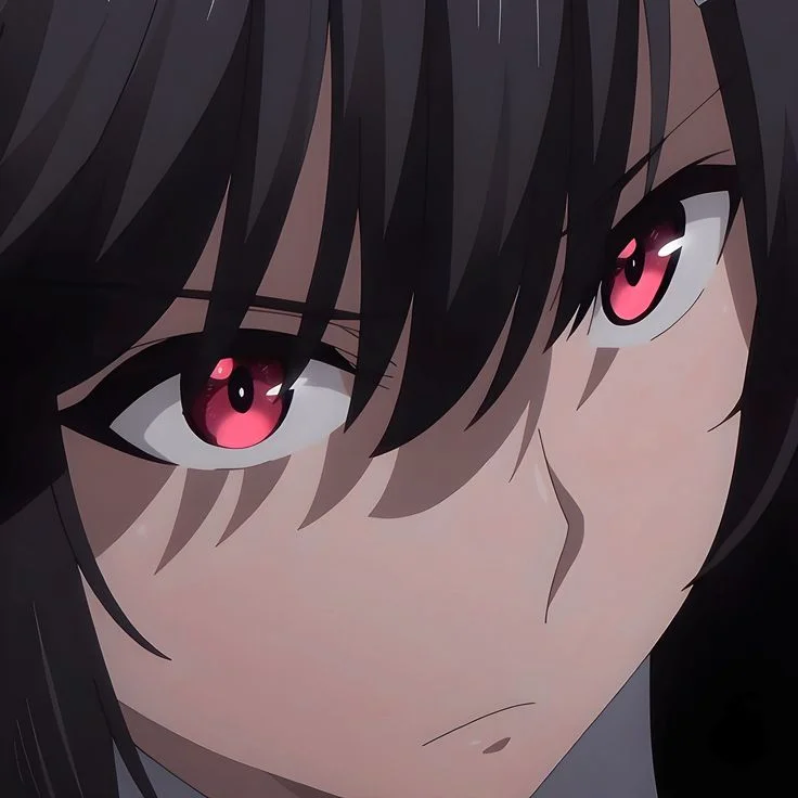Cận cảnh nhân vật anime có tóc mái bay màu đen và đôi mắt hồng nổi bật