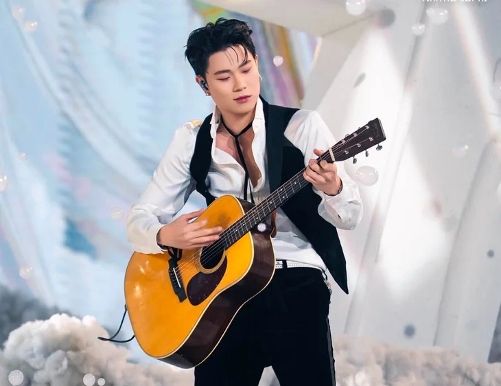 Dương Domic biểu diễn guitar trên sân khấu