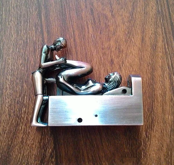 Bật Lửa mô hình Trai Gái Đứng Sex