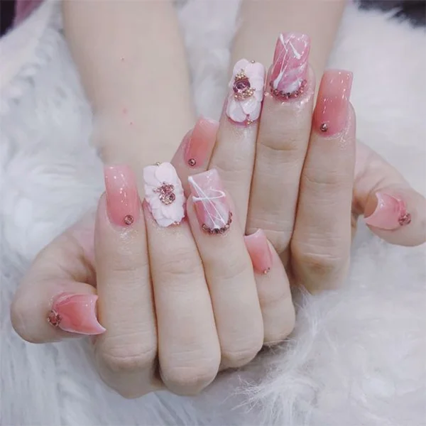 Mẫu nail xinh tông hồng pastel đính đá sang trọng