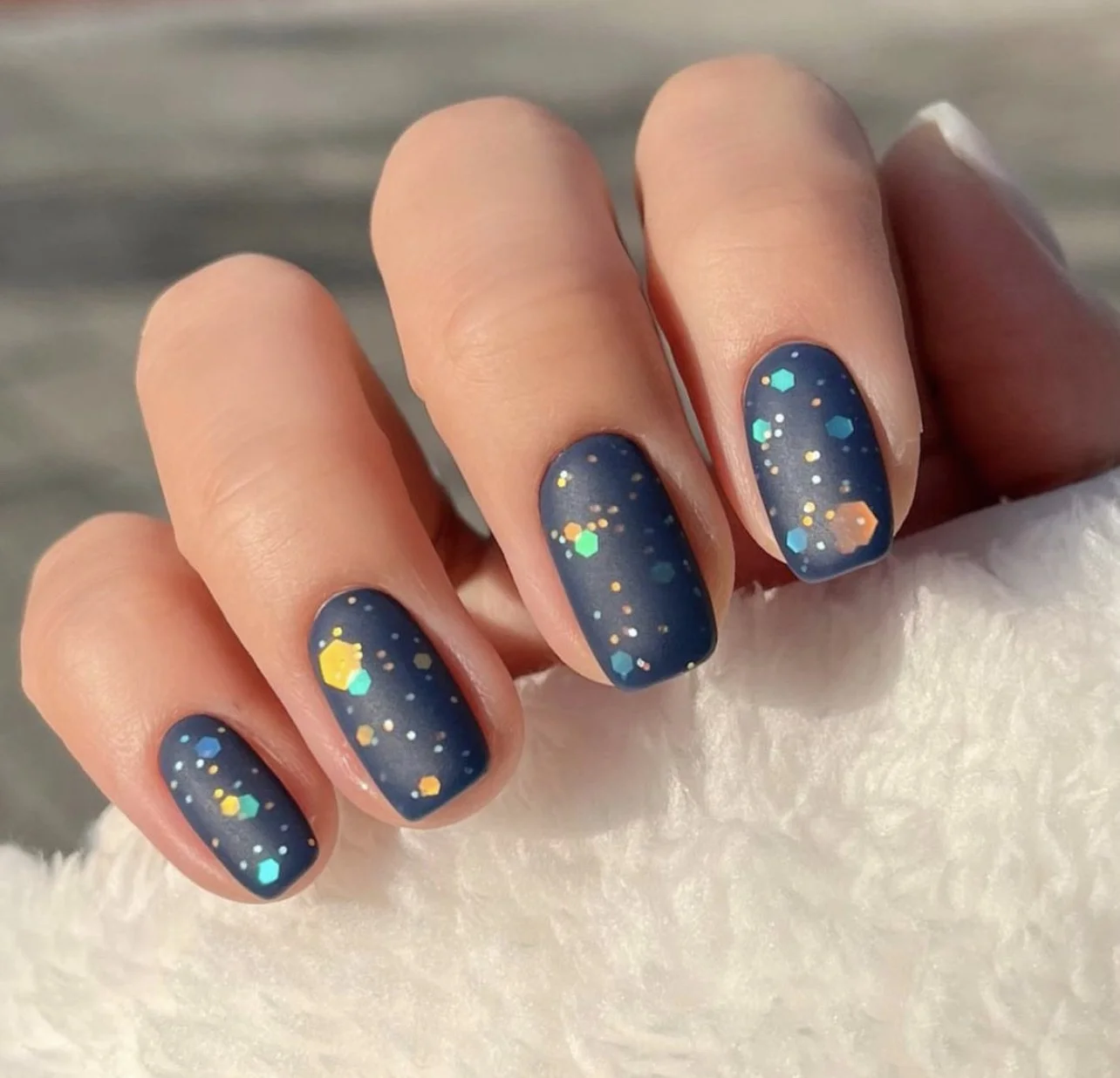 Mẫu nail xinh lấy cảm hứng từ bầu trời đêm lấp lánh
