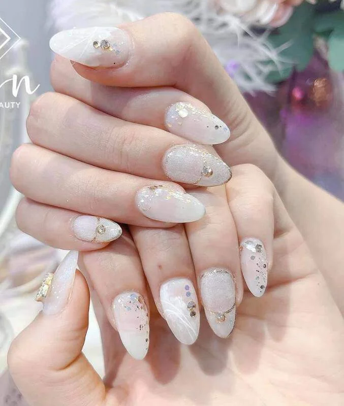 Mẫu nail xinh tone trắng vân đá quý phái
