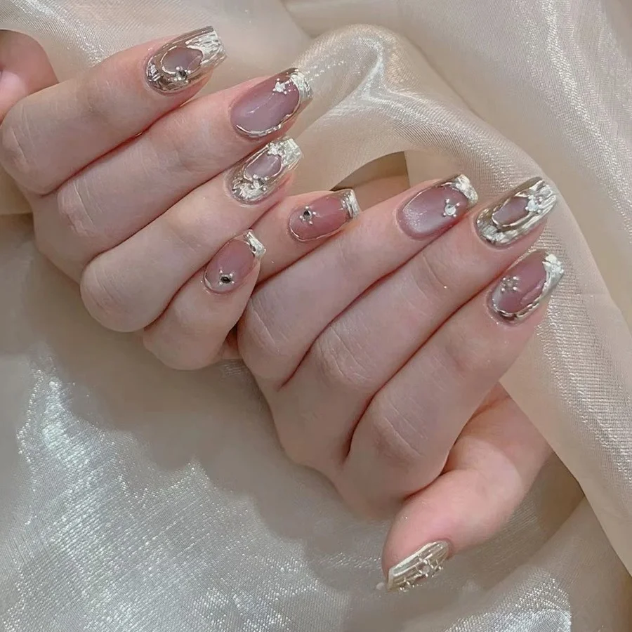 Mẫu nail xinh với họa tiết ánh kim thời thượng