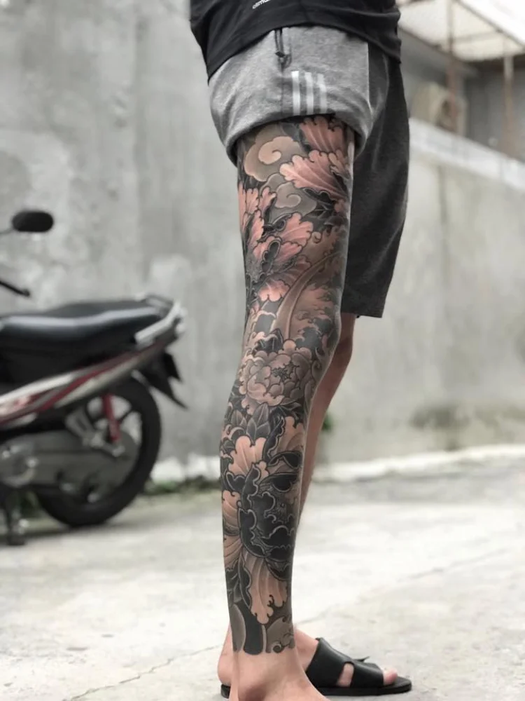 Hình xăm chân hoa mẫu đơn và sóng biển