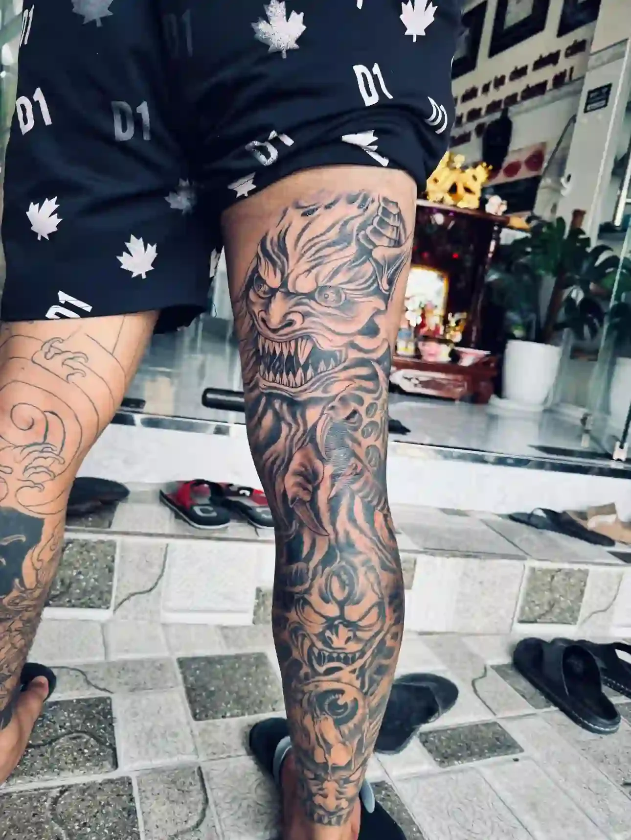 hình xăm full chân quỷ ráp
