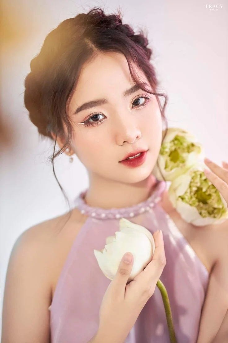 Ảnh mạng nữ xinh đẹp cầm hoa sen với phong cách nhẹ nhàng