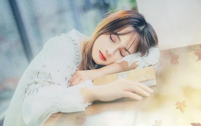Ảnh mạng nữ đang say giấc bên cuốn sách